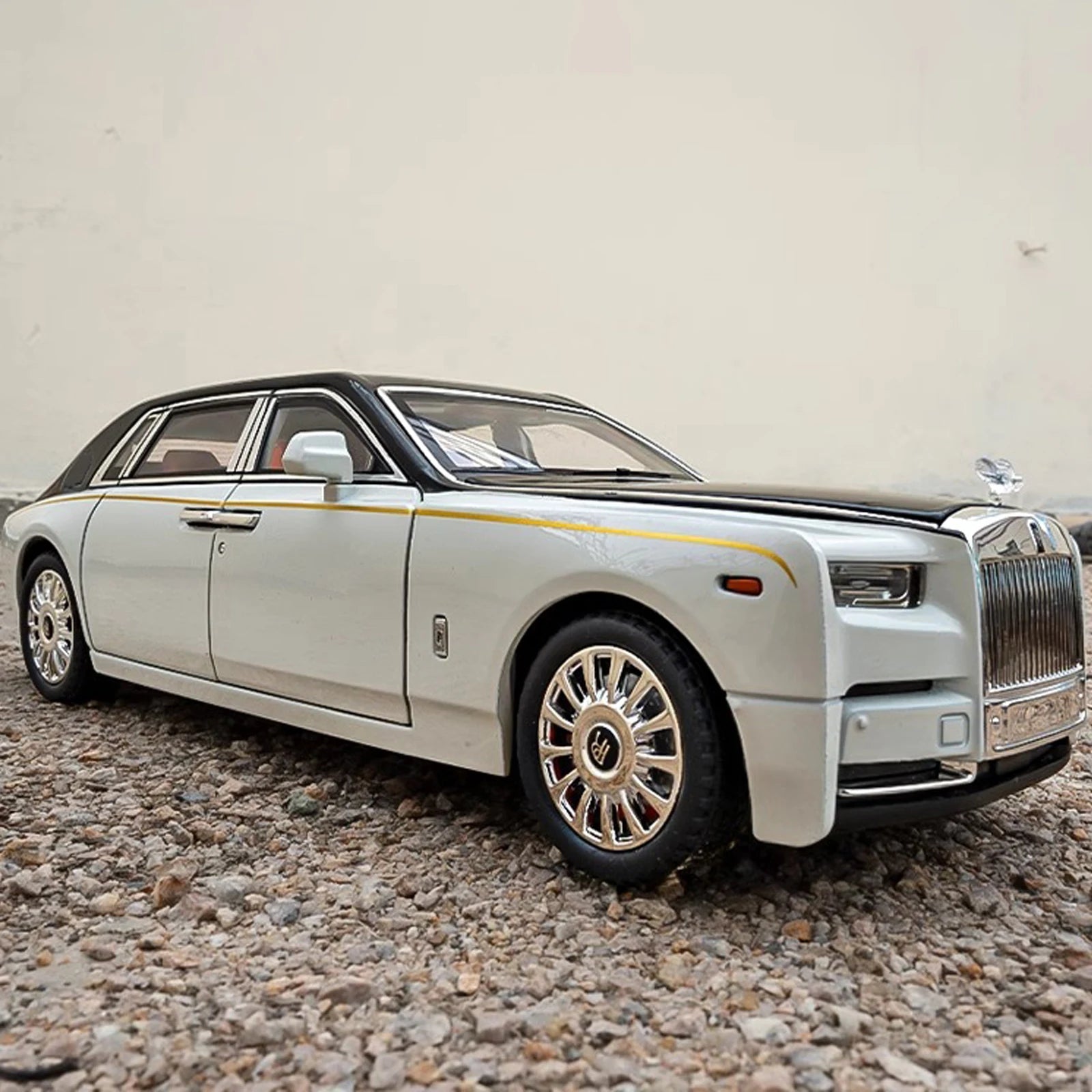 1:18 Rolls-Royce Phantom Collectible Diecast Car – Realistic Details, Lights & Sound