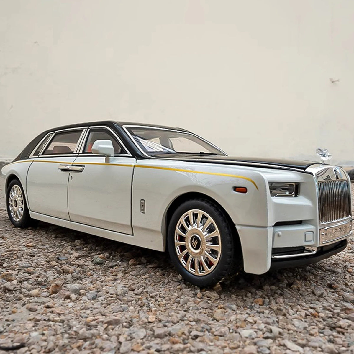 1:18 Rolls-Royce Phantom Collectible Diecast Car – Realistic Details, Lights & Sound